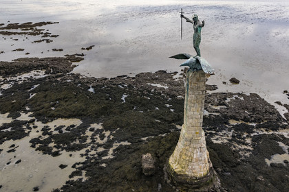 France, Loire-Atlantique (44), Estuaire de la Loire, Saint-Nazaire, Monument Americain appelé Sammy édifié en mémoire du débarquement américain du 26 juin 1917 à Saint-Nazaire (vue aérienne)