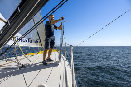 France, Vendée (85), Les-Sables-d'Olonne, le skipper Manuel Cousin en entrainement sur son voilier monocoque de 60 pieds IMOCA Coup de Pouce