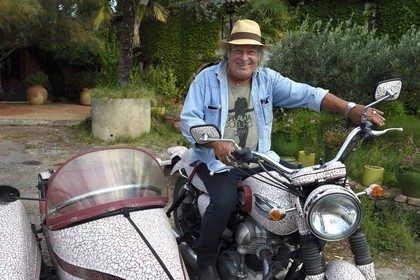 France, Var (83), La Dracénie, Salernes, le céramiste et créateur Alain Vagh, side-car recouvert par l'artiste