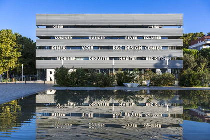 France, Hérault (34), Montpellier,  quartier de Port Marianne, le RBC Design Center conçu par l'architecte Jean Nouvel, showroom de mobilier contemporain, comprenant une librairie, une boutique objets et un restaurant-brasserie, le miroir d'eau sur l'avenue Raymond Dugrand au premier plan