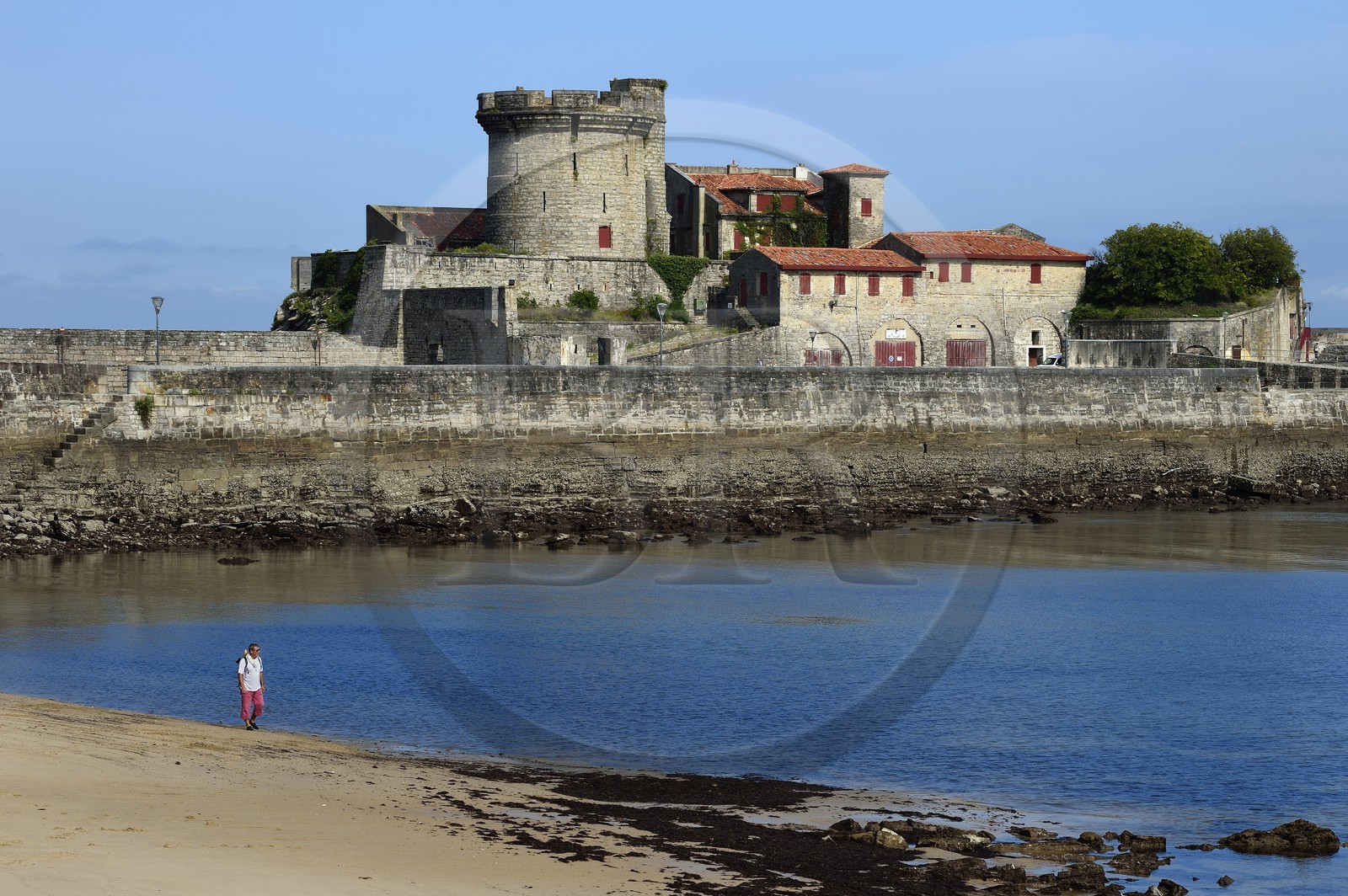 France, Pyrénées-Atlantiques (64), la côte du Pays-Basque, Ciboure, la plage et le fort de Socoa construit sous Louis XIII remanié par Vauban dans la baie de Saint-Jean-de-Luz