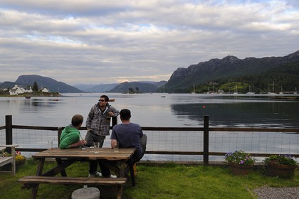 Royaume-Uni, Ecosse, Highland, Plockton, vue sur le Loch Carron depuis la terrasse d'un pub