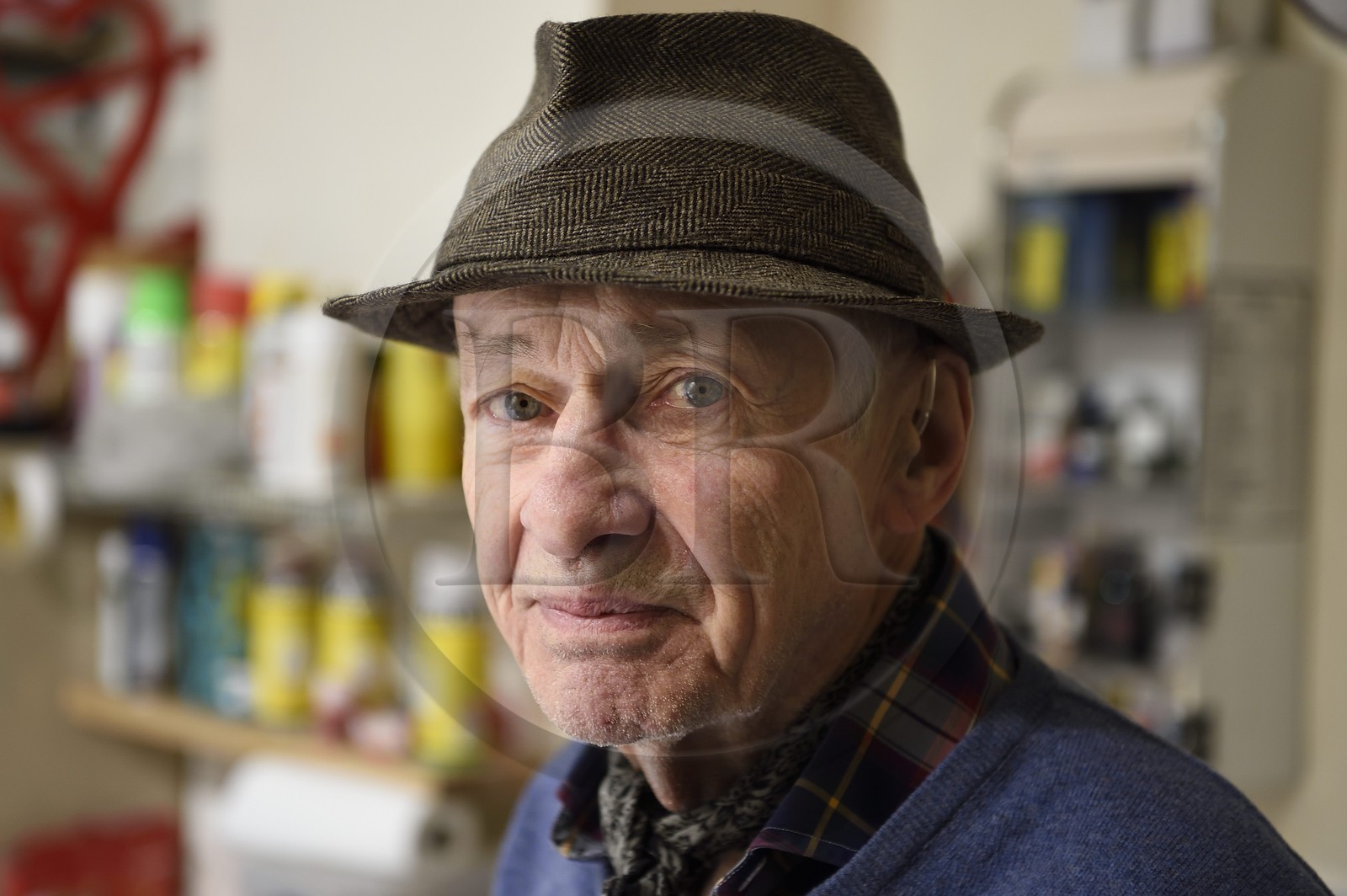 France, Paris (75), l'artiste Jacques Villeglé dans son atelier