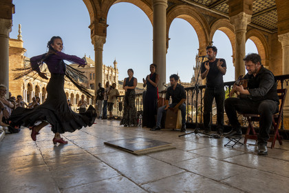 Espagne, Andalousie, Séville, Parque de Maria Luisa, Plaza de Espana (Place d'Espagne) construite par l'architecte Anibal Gonzalez pour l'Exposition ibéro-américaine de 1929, spectacle de danse flamenco