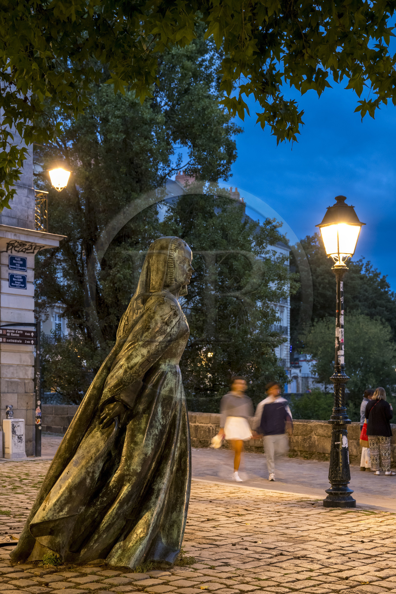 France, Loire-Atlantique (44), Nantes, statue d'Anne de Bretagne par Jean Fréour face à l’entrée principale du chateau des Ducs