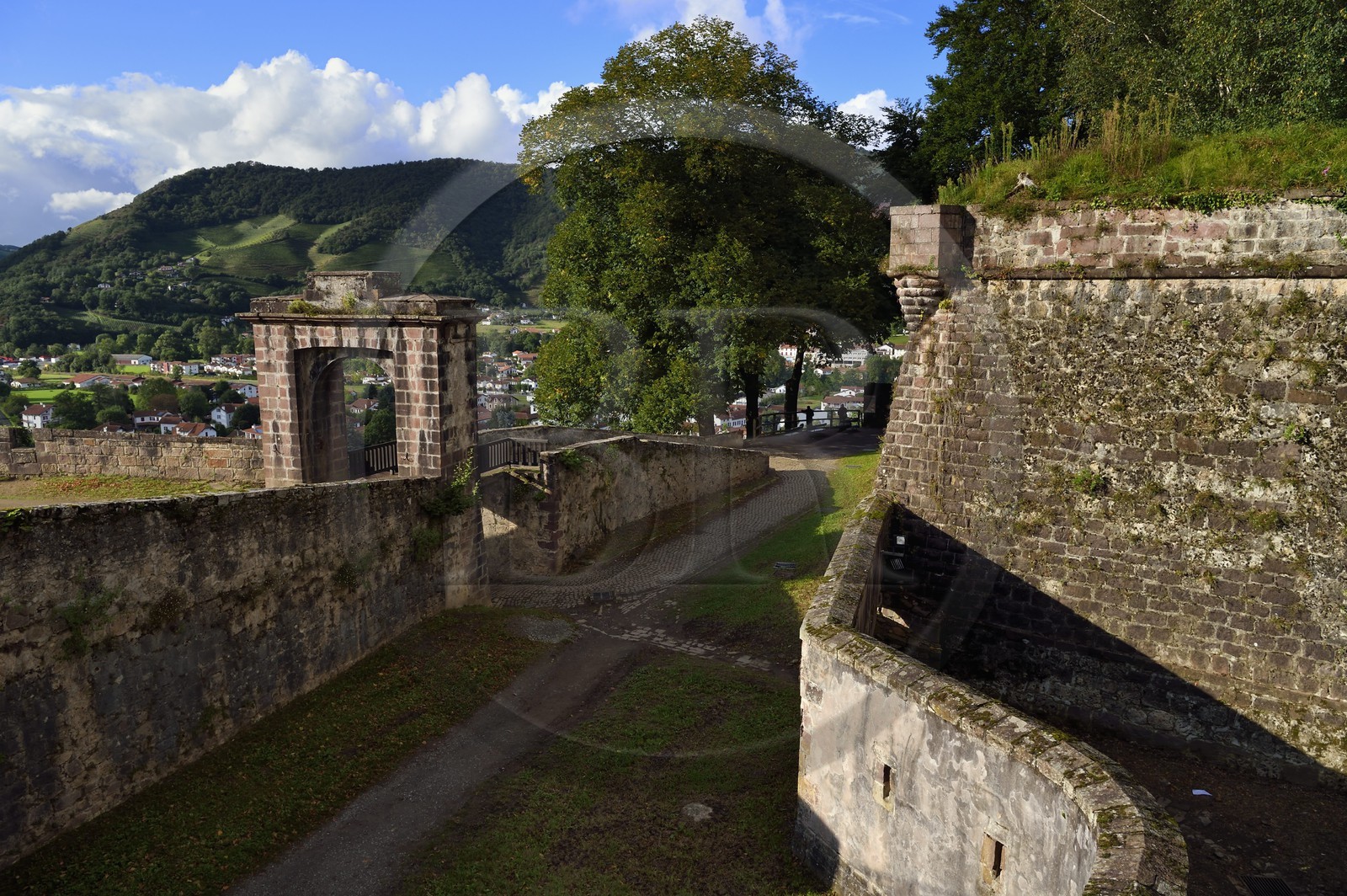 France, Pyrénées-Atlantiques (64), Pays-Basque, Saint-Jean-Pied-de-Port, la citadelle consolidée par Vauban au sommet de la colline de Mendiguren, la Porte du Roi