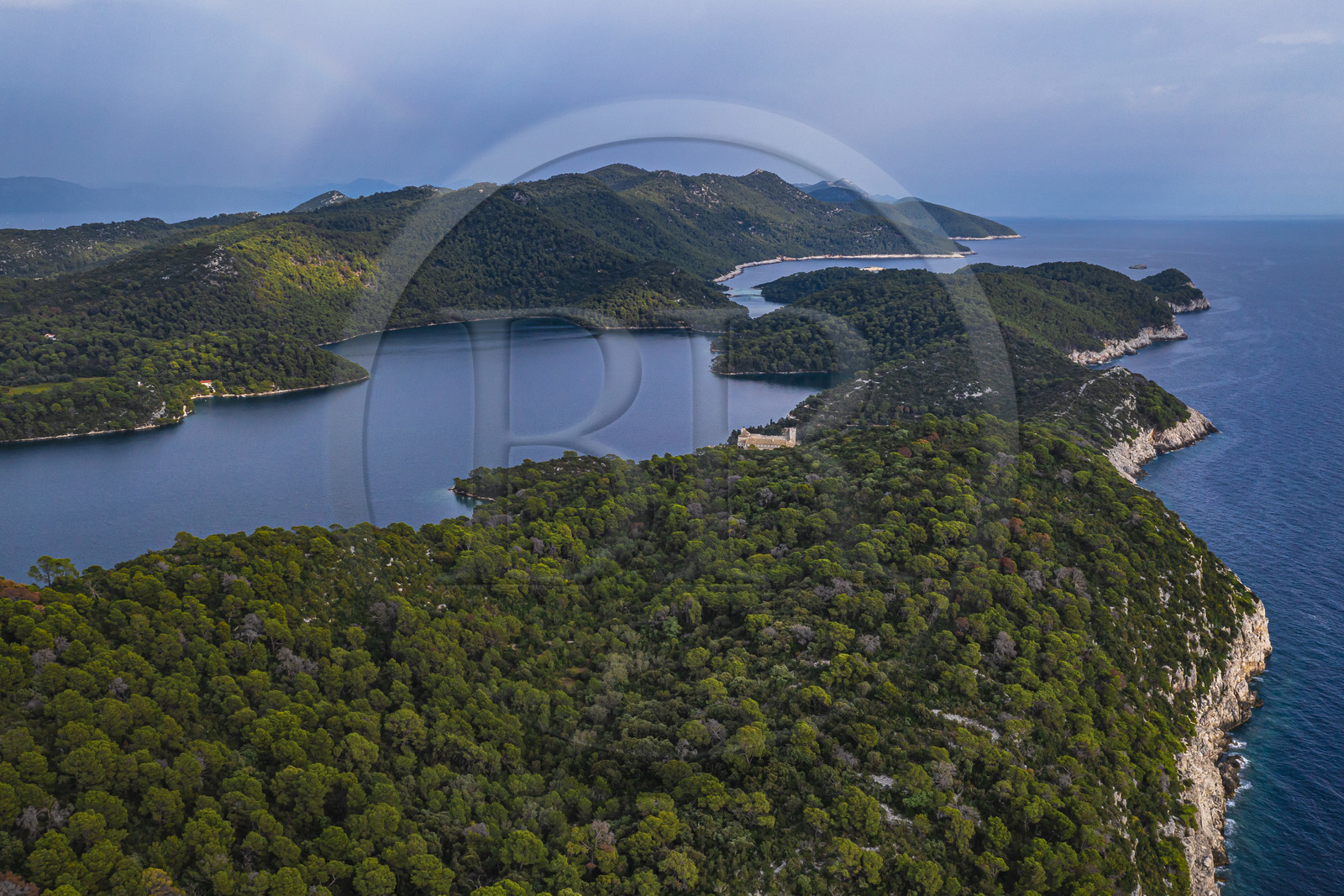 Croatie, Dalmatie, cote dalmate, Ile de Mljet, Parc national de Mljet et l'ancien monastère bénédictin sur l'ilot de Sainte Marie (Sveta Marija) (vue aérienne)