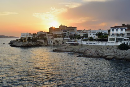 France, Bouches-du-Rhône (13), Marseille, quartier d'Endoume, vallon de la fausse monnaie sur la corniche JF Kennedy dans Malmousque, restaurant 3 étoiles Michelin et hotel de luxe Le Petit Nice de Gérald Passedat