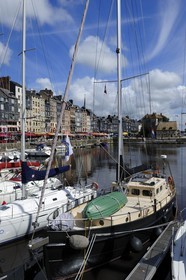France, Calvados (14), Honfleur, le Vieux-Bassin,le quai Sainte-Catherine et la Lieutenance en arrière plan