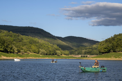 France, Nièvre (58), Parc naturel régional du Morvan, Chaumard, lac de Pannecière, pêche à la ligne sur une barque