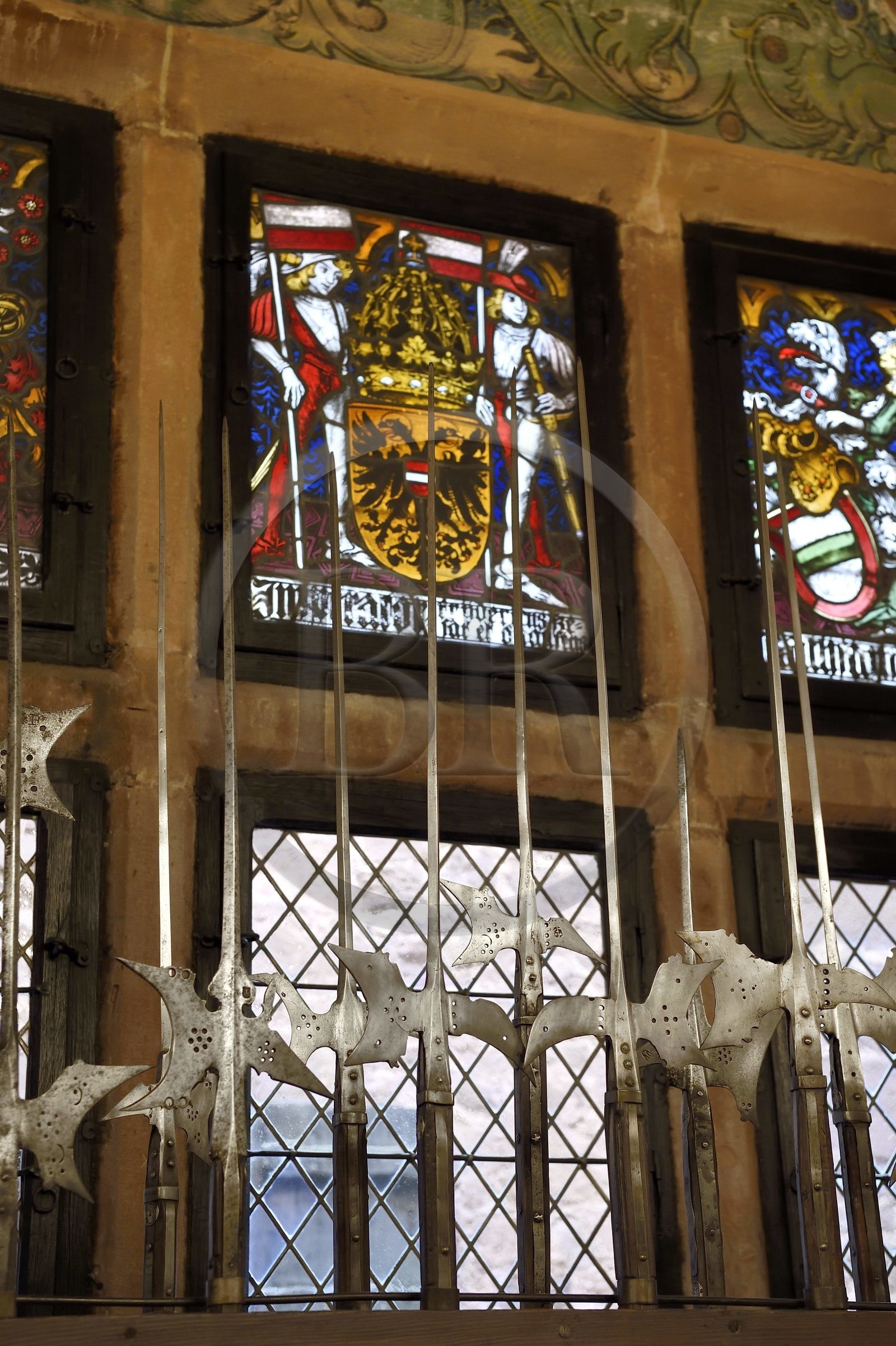 France, Bas-Rhin (67), Orschwiller, le chateau du Haut-Koenigsbourg, la salle d’armes présente les différentes hallebardes, épées, arbalètes et armures