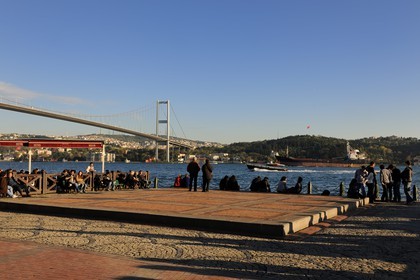 Turquie, Istanbul, embarquadère d' Ortaköy sous le pont du Bosphore
