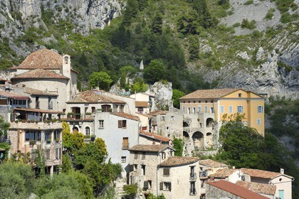 France, Alpes-Maritimes (06), le village perché de Peille, la chapelle Saint-Sébastien (hôtel de ville), le monument aux Morts et le palais Lascaris, à droite au bord de la falaise