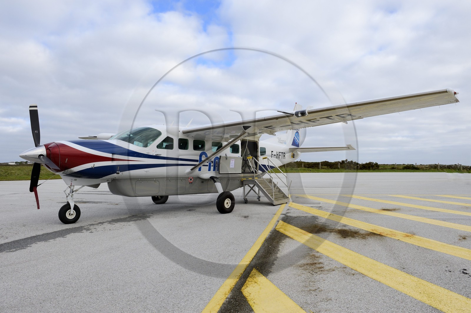 France, Finistère (29), parc naturel régional d'Armorique, mer d'Iroise, Ile d'Ouessant, avion Cessna de liaison entre Brest et Ouessant