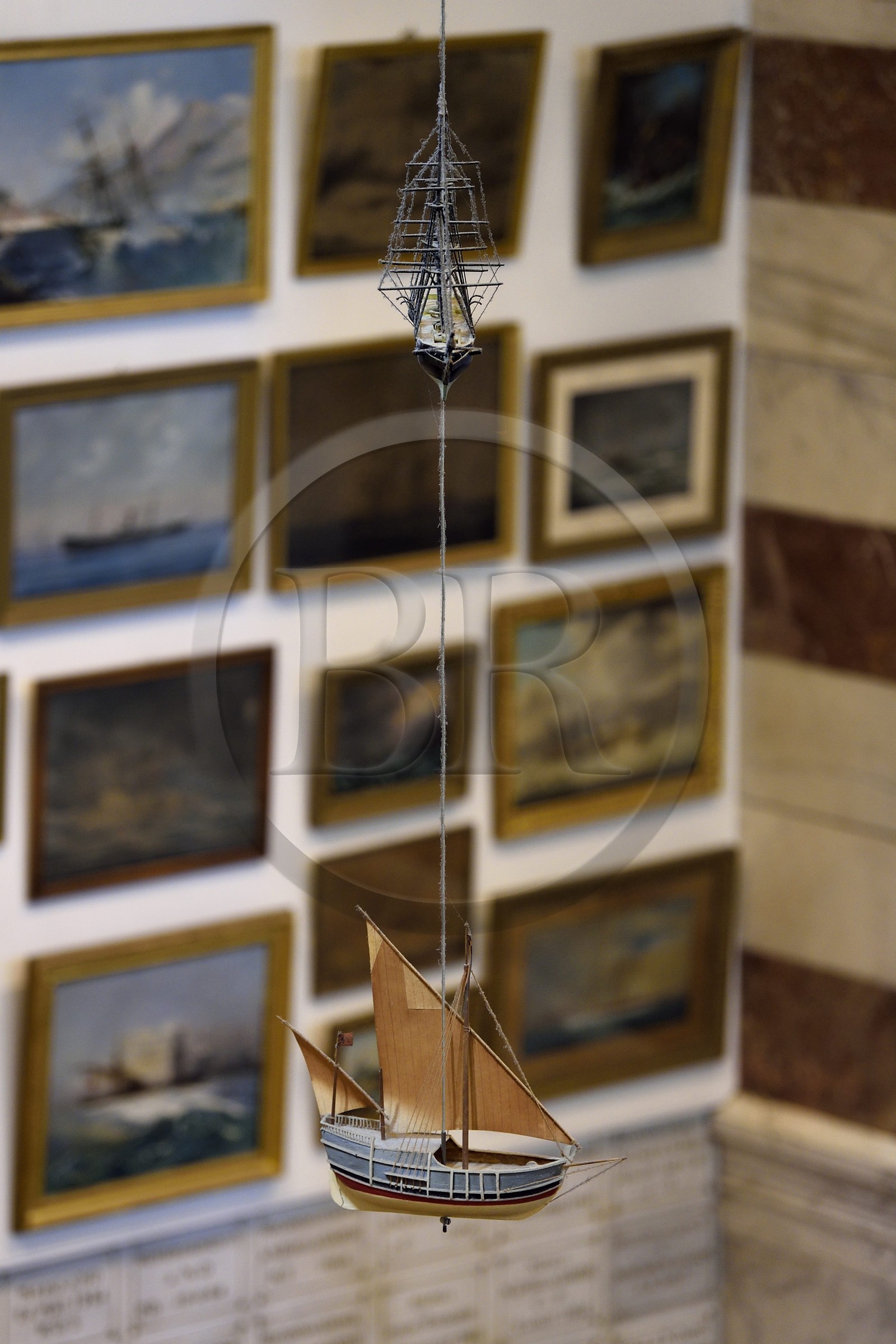 France, Bouches-du-Rhône (13), Marseille, basilique Notre-Dame de la Garde, de nombreux ex-voto sont offerts à la Vierge, au plafond sont suspendus de petits vaisseaux avec leurs agrès et ayant leur nom inscrit sur la poupe tandis que la partie supérieure des murs des chapelles latérales est occupée par des ex-voto peints