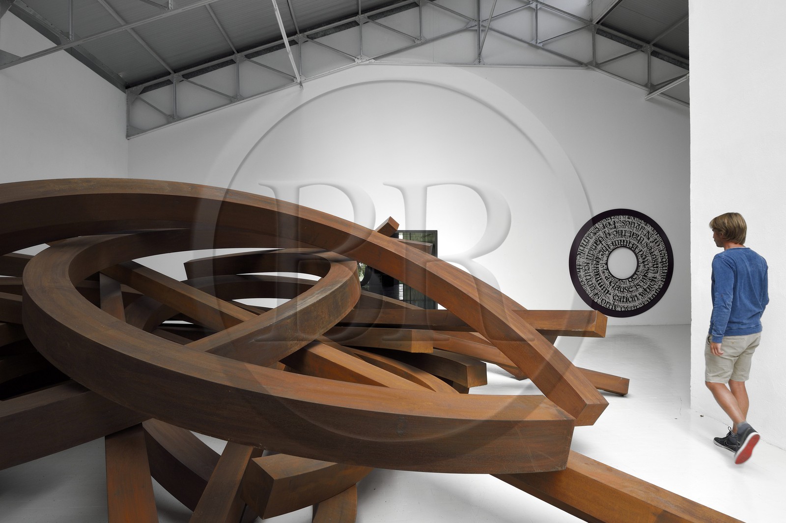 France, Var (83), Le Muy, Fondation Bernar Venet, Effondrement (2014), une pièce monumentale de 200 tonnes d'acier dans l'ancienne usine reconvertie en hall d'exposition