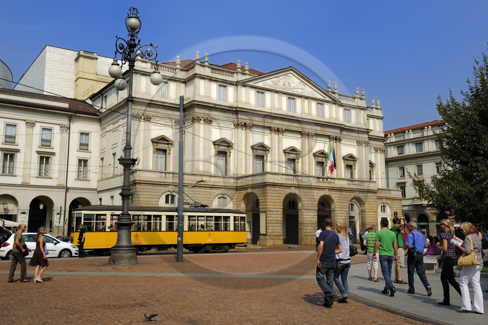 Italie, Lombardie, Milan, Piazza della Scala, passage d'un tramway, le théâtre lyrique de la Scala en arrière-plan