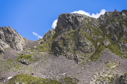 France, Alpes-Maritimes (06), parc national du Mercantour, Haute-Vésubie, Saint-Martin-Vésubie, Val du Haut Boréon, randonneur sur le col du Pas des Ladres