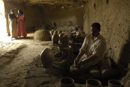 Egypte, Haute Egypte, désert libyque, oasis de Dakhla, vieux village de Al-Qasr, l'atelier du potier