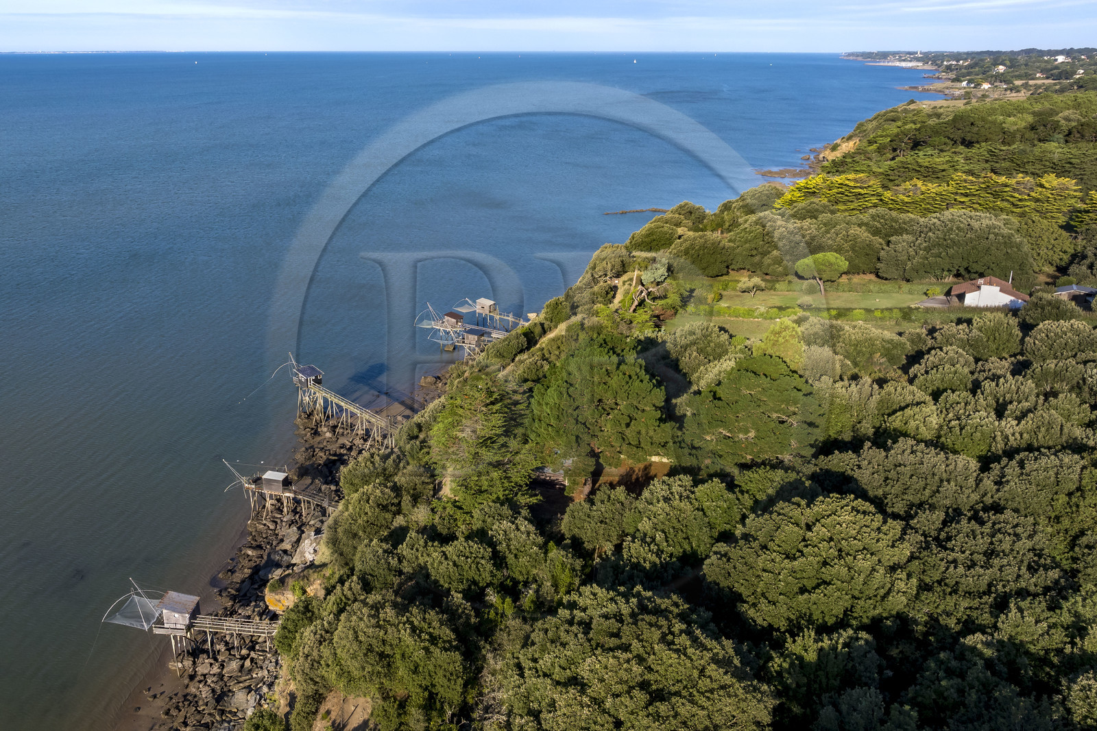 France, Loire-Atlantique (44), Baie de Bourgneuf, Pornic, cabanes de pêche traditionnelle au carrelet en bordure de la plage de Crêve-coeur à La Bernerie-en-Retz (vue aérienne)