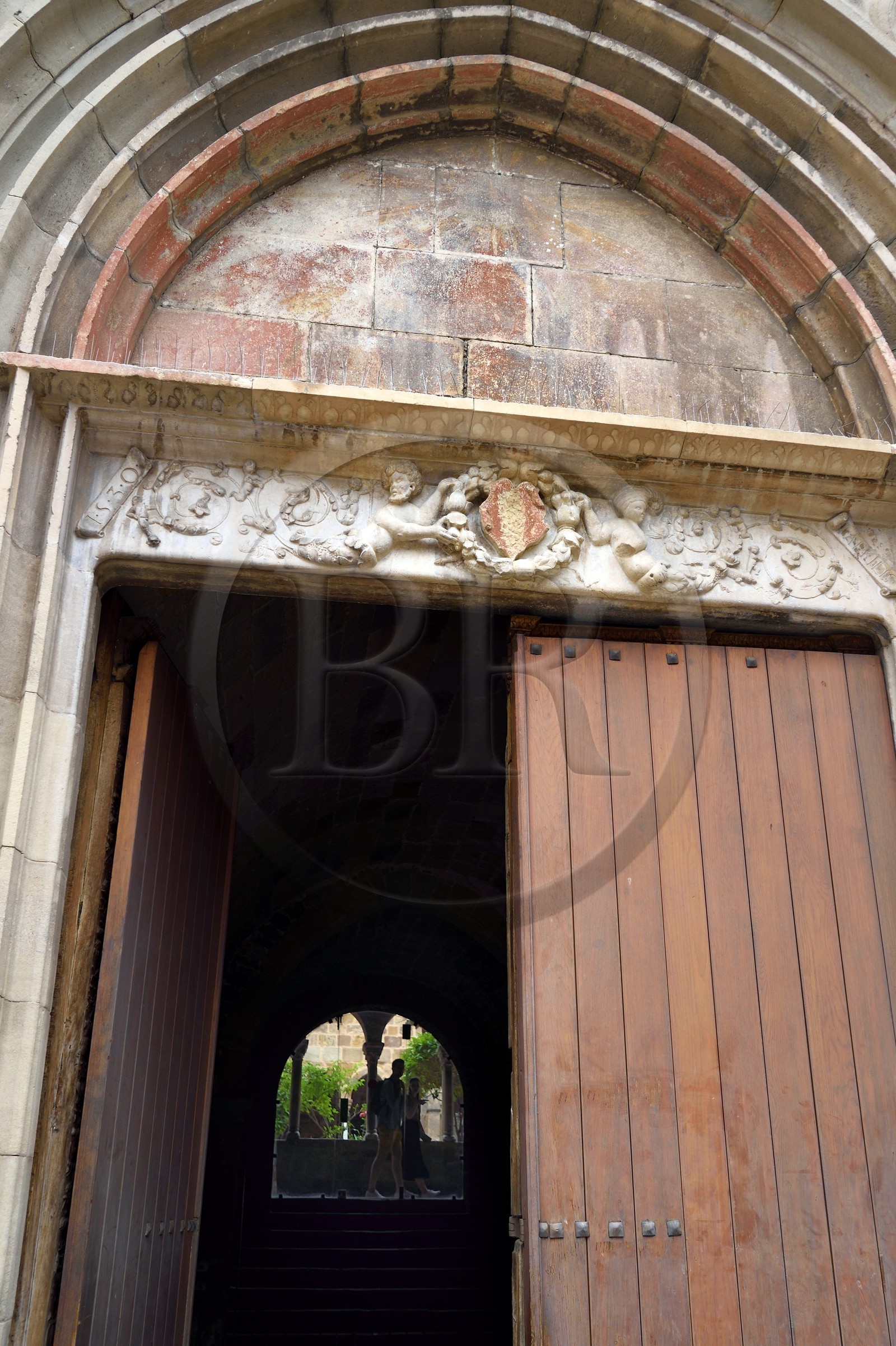 France, Var (83), Fréjus, la cathédrale Saint Léonce (XVIe siècle), la porte principale et le cloitre en arrière plan