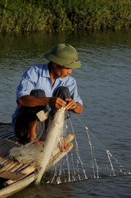 Vietnam, province de Ninh Binh, village insulaire de Kenh Ga, barque de pêcheurs