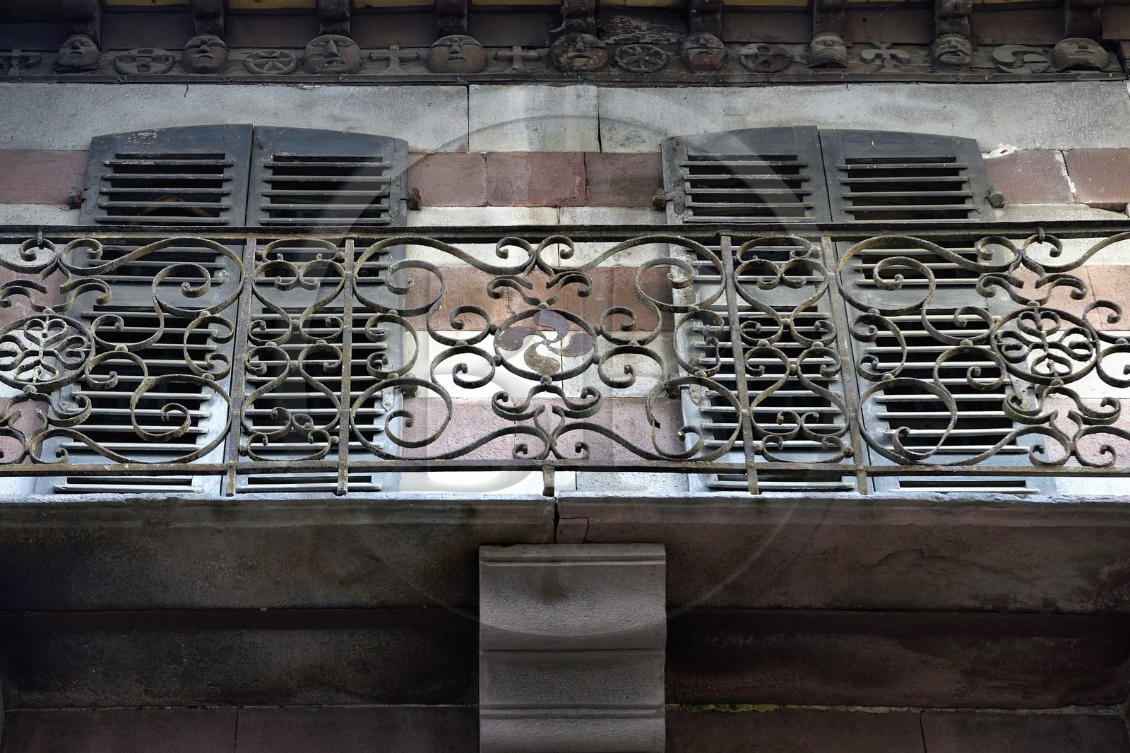 France, Pyrénées-Atlantiques (64), Pays-Basque, Saint-Jean-Pied-de-Port, balcon et poutre ouvragés au 9 rue d'Espagne sur le chemin de Saint-Jacques-de-Compostelle