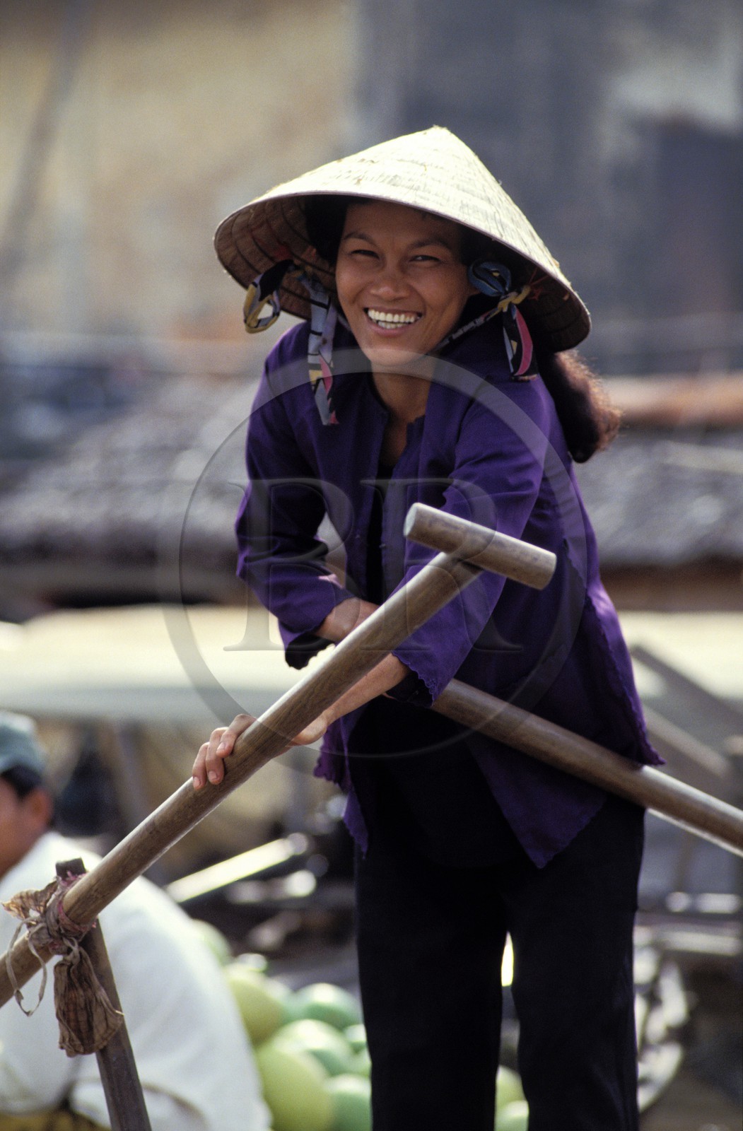 Vietnam, delta du Mékong, le marché flottant de Can Tho, femme sur son bateaux