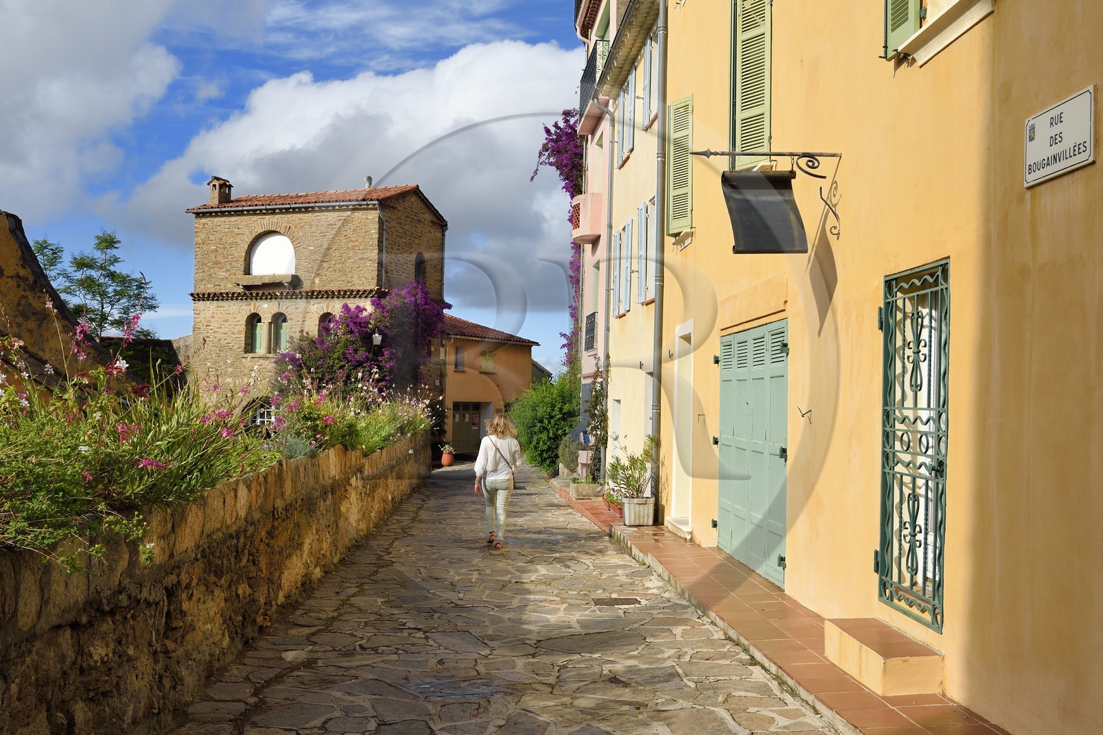 France, Var (83), Bormes-les-Mimosas, rue piétonne de la vieille ville derrière l'église Saint-Trophyme