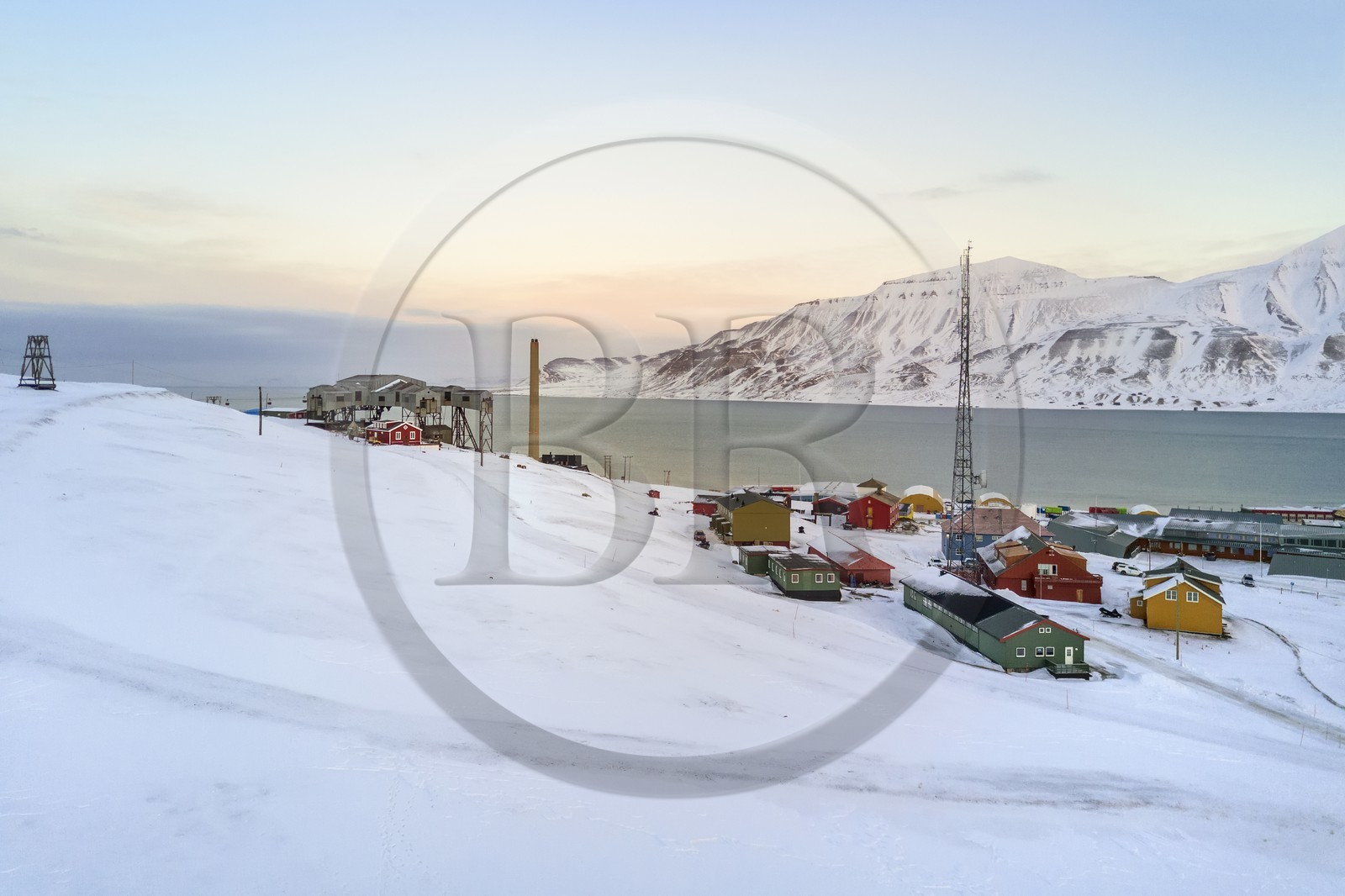 Norvège, Svalbard, Spitzberg, Longyearbyen, Taubanesentralen à gauche, batiment central abandonné du téléphérique utilisé pour le transport des chariots de charbon des mines vers le port (vue aérienne)