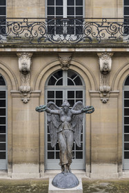 France, Paris (75), quartier du Marais, Musée Carnavalet, statue original de la Victoire qui trône au sommet de la fontaine du Palmier sur la place du Châtelet
