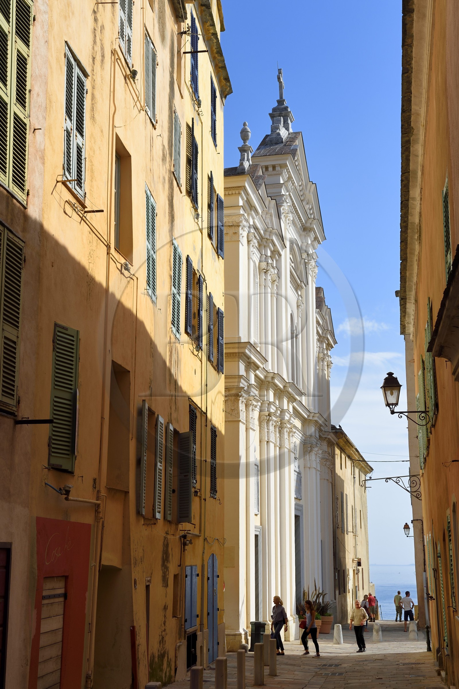 France, Haute-Corse (2B), Bastia, la Citadelle quartier de Terra-Nova, rue Notre-Dame et l'ancienne cathédrale Sainte-Marie en arrière plan