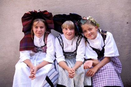 France, Haut-Rhin (68), la fête du vin à Eguisheim, labellisé Les Plus Beaux Villages de France, jeunes filles en costume et coiffe alsacienne