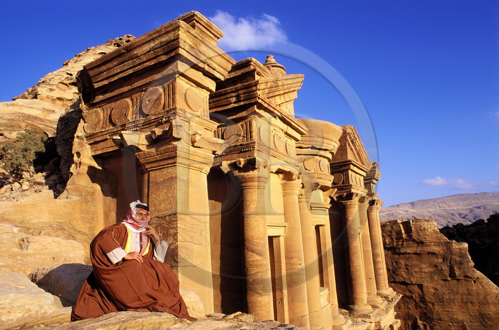 Jordanie, Pétra, un bédouin contemple le coucher à mi-hauteur du Deir (le Monastère) - 42 m de haut classé Patrimoine Mondial de l' UNESCO