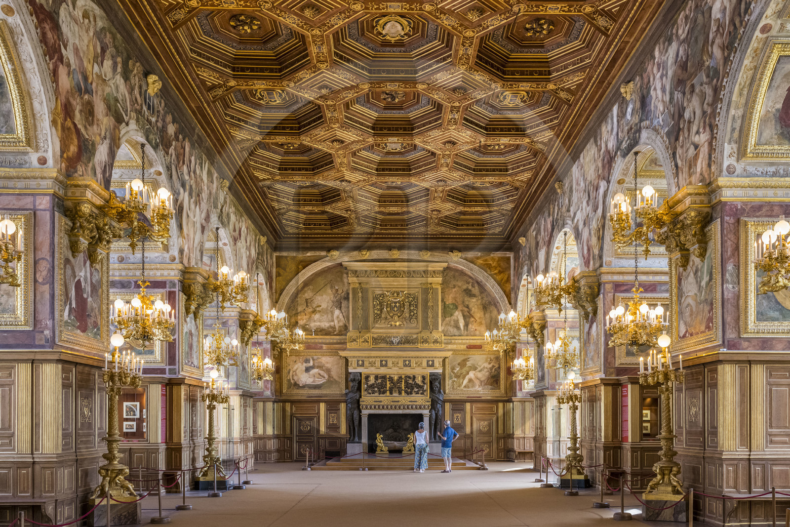 France, Seine-et-Marne (77), Fontainebleau, chateau de Fontainebleau, classé Patrimoine Mondial par l'UNESCO, la salle de bal avec un plafond à caissons décoré d'or et d'argent