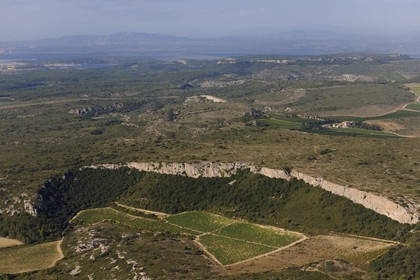 France, Aude (11), le massif de la Clappe situé entre Narbonne et la mer Méditerranée (vue aérienne)