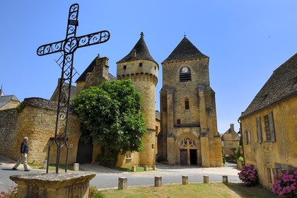 France, Dordogne (24), Périgord Noir, Saint-Geniès, le chateau du XVème siècle et le clocher-porche de l'église Notre-Dame de l'Assomption