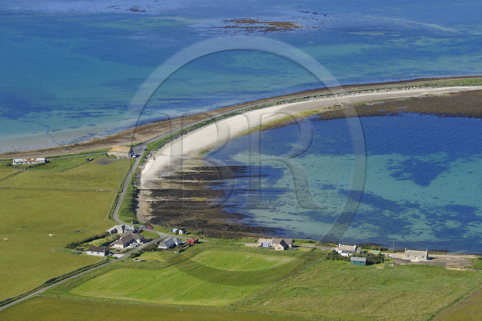 Royaume-Uni, Ecosse, Iles Orcades, Ile de Hoy, chaussée étroite sur le banc de sable qui était connu comme le Ayre menant à la presqu'île de South Walls (vue aérienne)