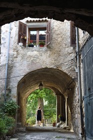France, Var (83), La Dracénie, village de Châteaudouble, ruelle passant sous un porche qui était l'ancien accès principal du village