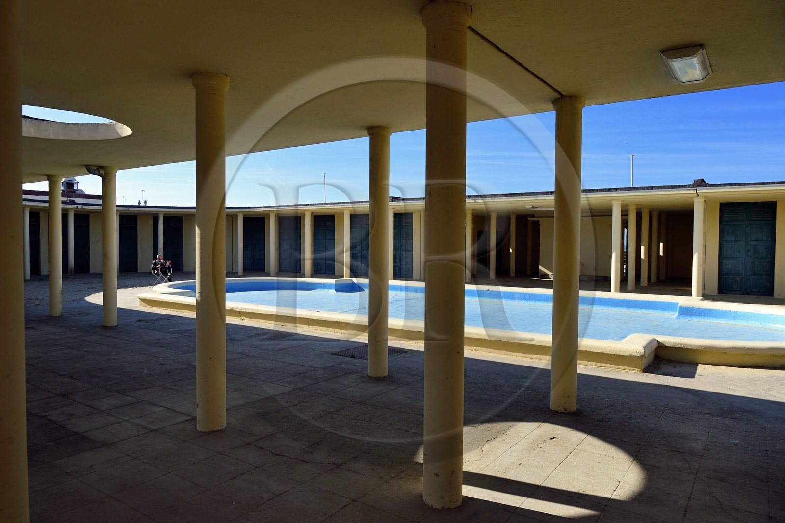 France, Calvados (14), Pays d'Auge, Deauville, établissement des Bains Pompéiens de style Art déco qui borde les cabines de bain sur la plage