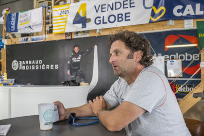 France, Vendée (85), Les-Sables-d'Olonne, Port Olona, ponton des voiliers du Vendée Globe, le skipper Arnaud Boissière du voilier monocoque de 60 pieds IMOCA La Mie Caline