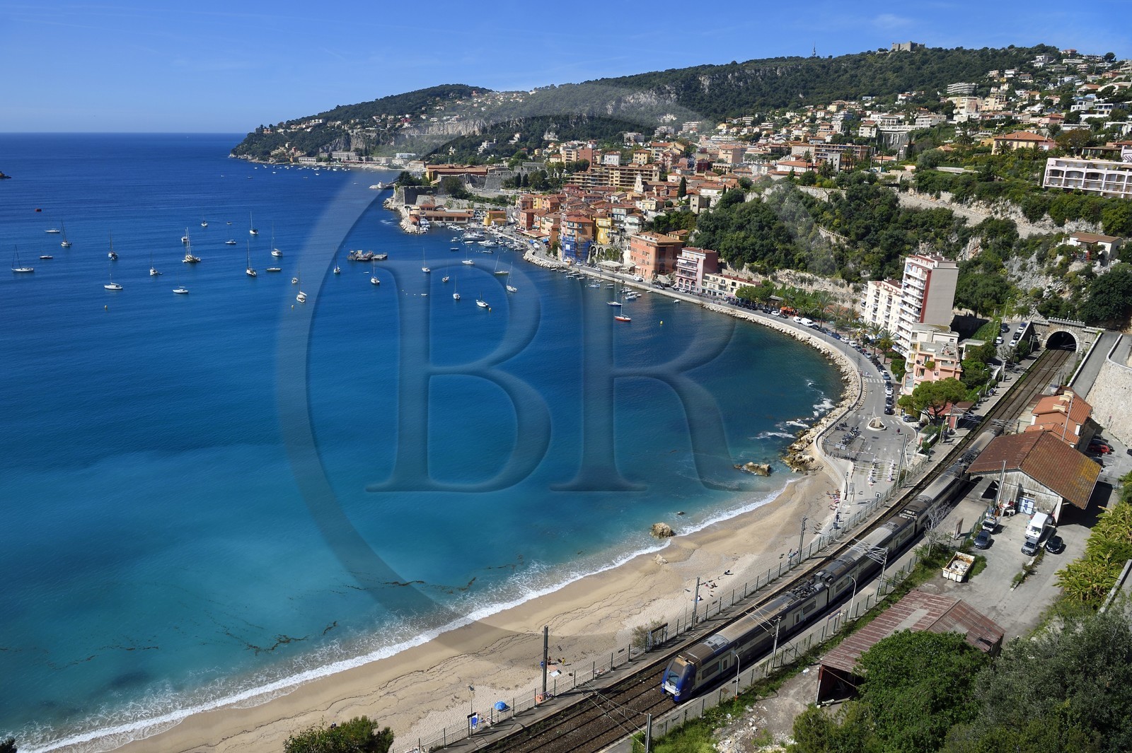 France, Alpes Maritimes (06), Villefranche-sur-Mer, la plage dans la rade et la gare