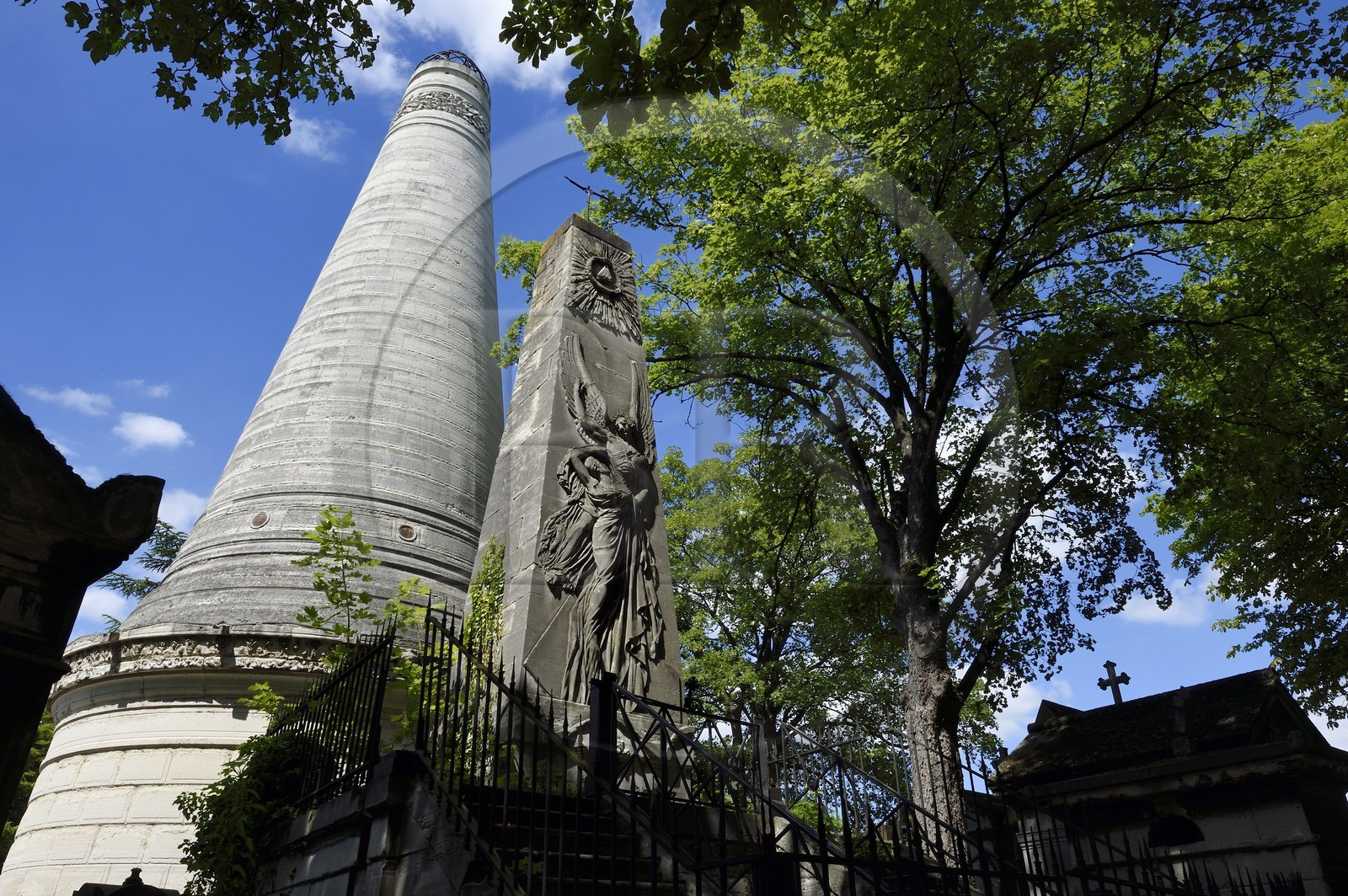 France, Paris (75), cimetière du Père-Lachaise, tombe de Félix de Beaujour, diplomate, homme politique et historien, colonne de 21 mètres de haut