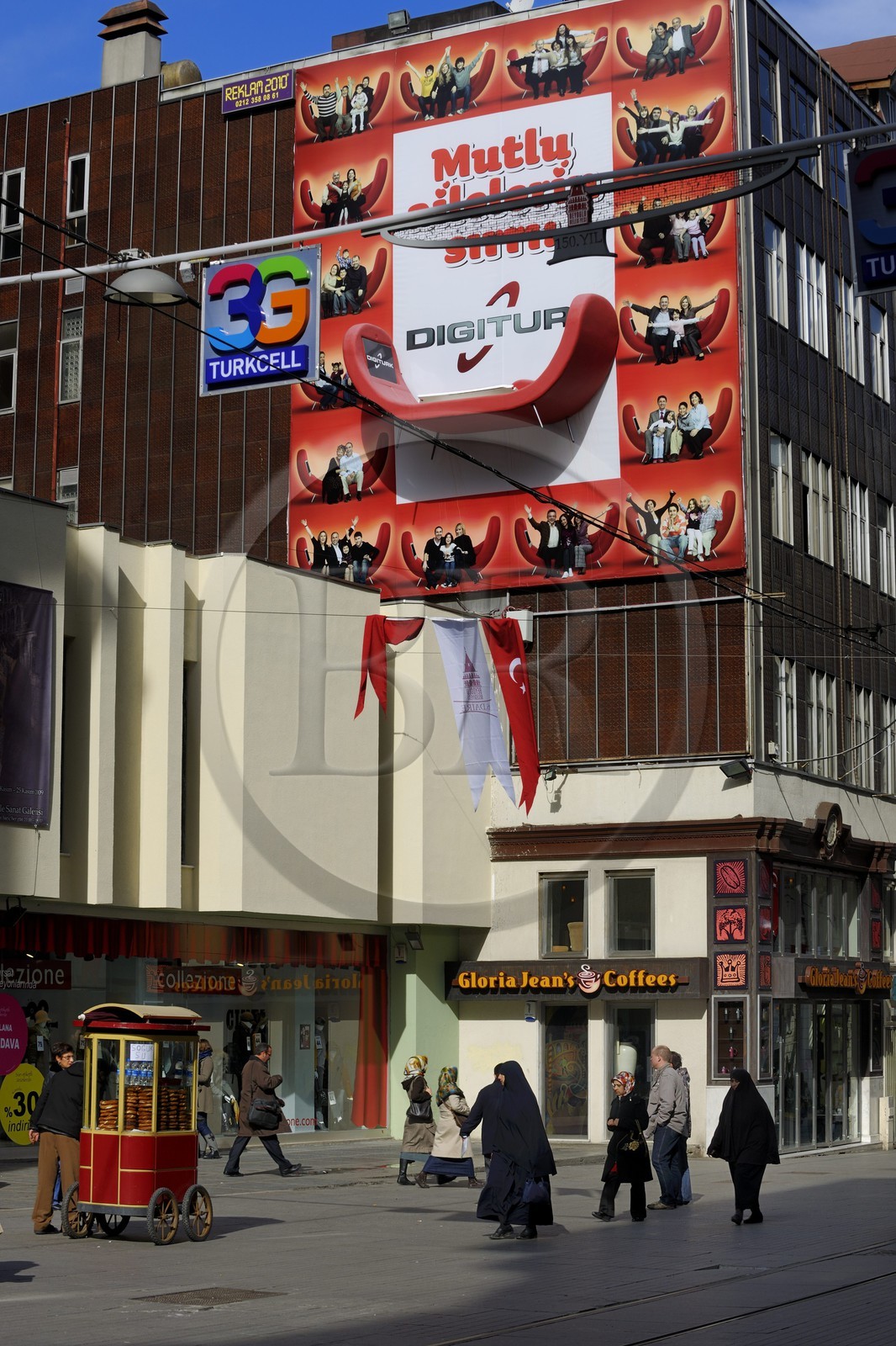 Turquie, Istanbul, quartier de Beyoglu, la grande artère Istiklal Caddesi de la ville européenne