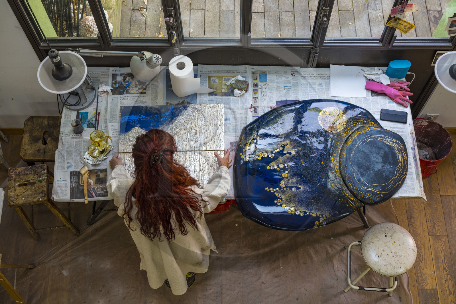 France, Hauts-de-Seine (92), Colombes, l'artiste et laqueur Isabelle Emmerique dans son atelier