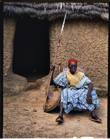 Burkina Faso, province de Poni, pays des Lobi, région de Loropéni, le roi des Gans (aujourd'hui décédé) au village de Obire, il pose ici dans son costume d'apparat à fil d'or mais sans son cheval qui est mort dix ans avant et qu'il n'a pas eu les moyens de remplacer