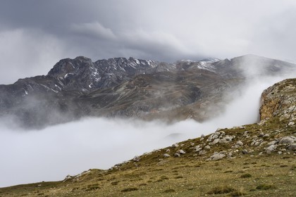 Azerbaïdjan, région de Quba (Guba), chaine de montagne du Grand Caucase, sommets dans les nuages dans les hauteurs du village de Giriz