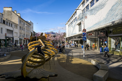 France, Loire-Atlantique (44), Saint-Nazaire, terrain de jeu pour enfants le Dragon Des Mers avenue de la République, le centre commercial Le Paquebot en arrière plan