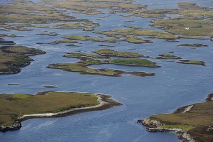 Royaume-Uni, Ecosse, Hébrides extérieures, Ile de North Uist recouvert d'une mosaïque de tourbières, basses collines et lochs (vue aérienne)