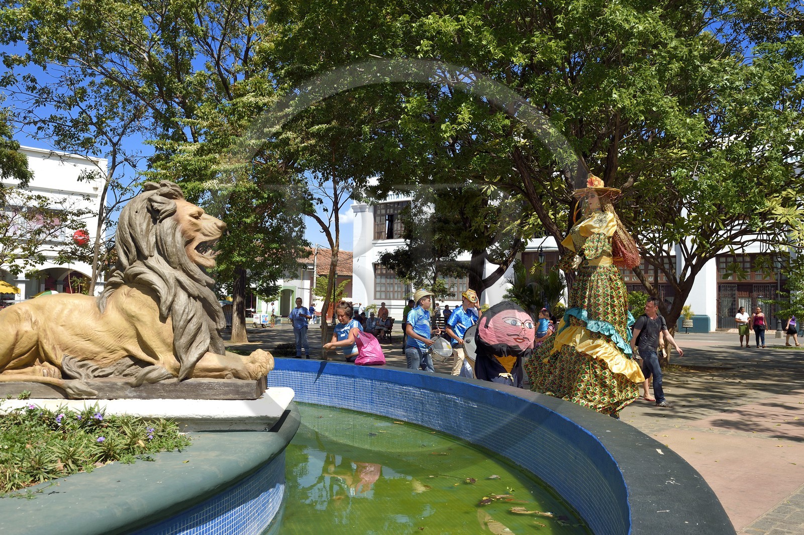 Nicaragua, Leon, la Gigantona sur la place centrale, danse traditionnelle de poupées marionnettes représentant un homme d'origine amérindienne (petit) avec une femme d'origine espagnole (géante) pour se moquer des espagnols qui se mettaient souvent en couple avec des femmes indigènes